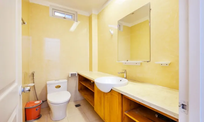 Small Penthouse Apartment for rent in District 1 HCMC 100sqm 1,000 USD/month