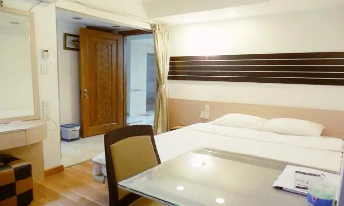 Small Studio Apartment for rent in Phu Nhuan District HCM City 25sqm 300 USD/month