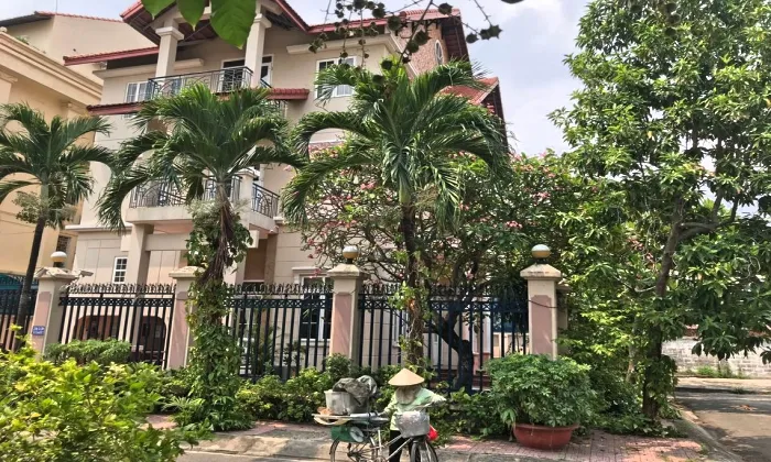 Corner Villa for rent in 216 Nguyen Van Huong Thao Dien HCMC 450sqm 2,700 USD/month
