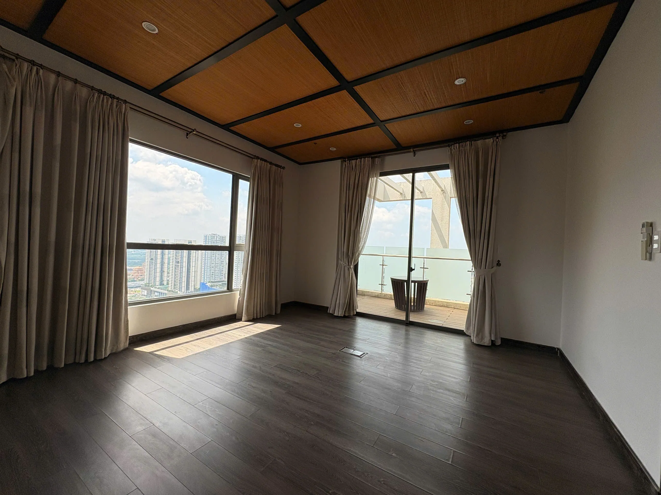 Penthouse Masteri Thao Dien For Rent 260sqm 3Beds Terrace in HCMC 4,000 USD/month