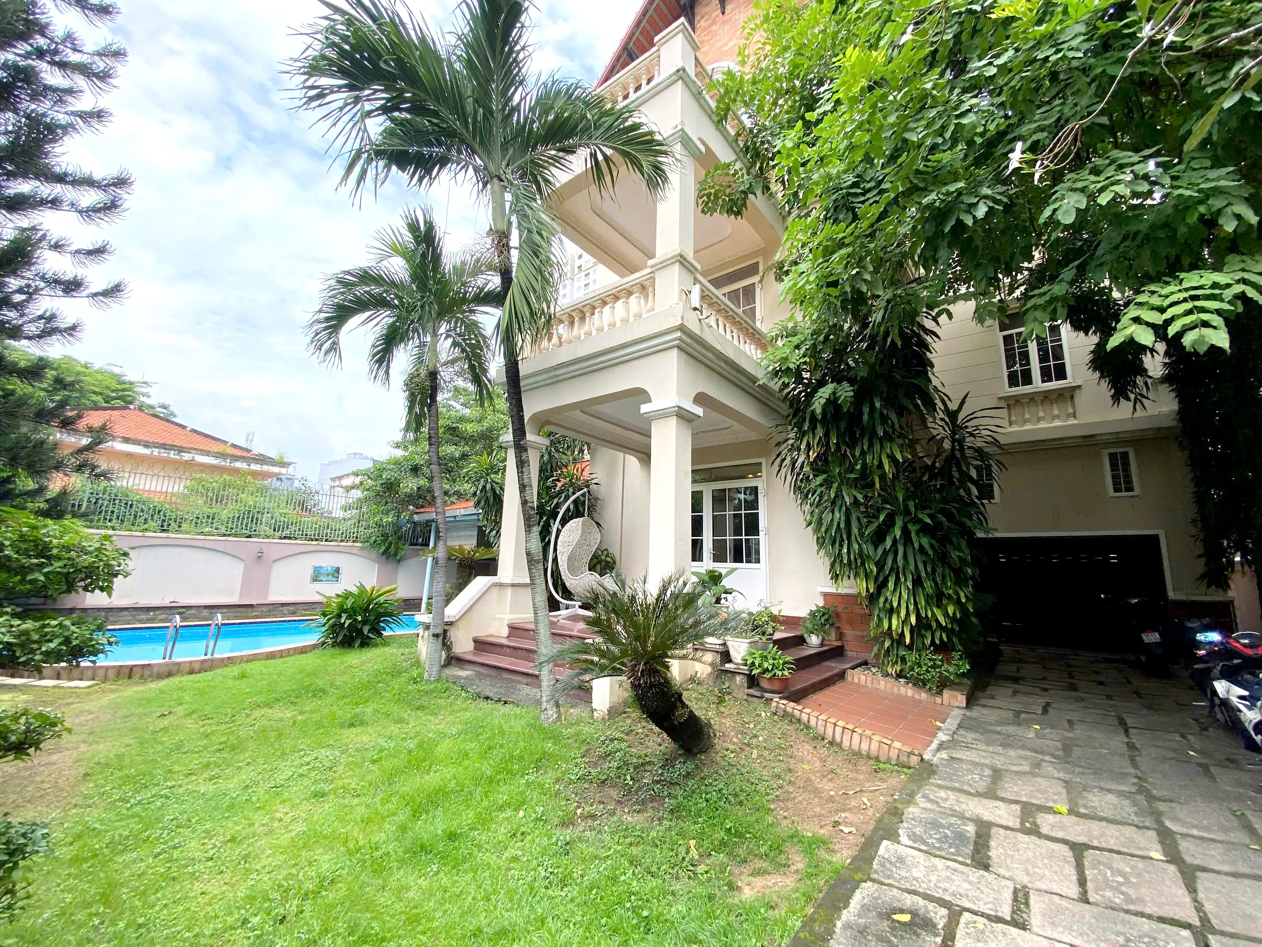 Fancy Garden Villa For Rent in 216 Nguyen Van Huong Thao Dien HCMC 450sqm 3,200 USD/month