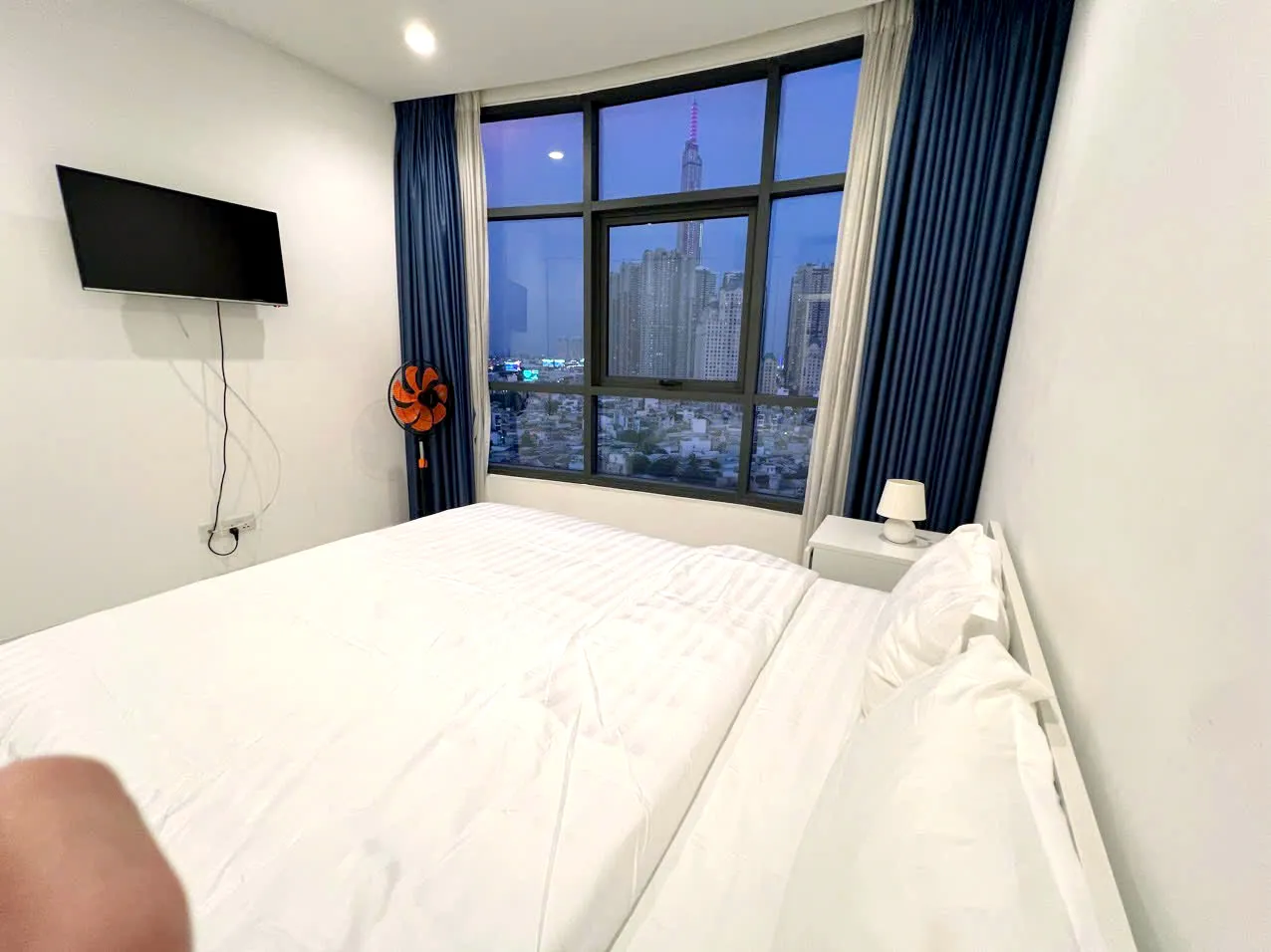 Basic Furniture 02 Bedroom Apartment for rent in Binh Thanh District HCMC 101sqm 1,600 USD/month