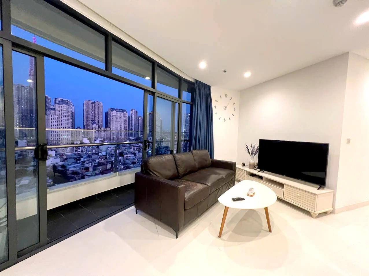 Basic Furniture 02 Bedroom Apartment for rent in Binh Thanh District HCMC 101sqm 1,600 USD/month