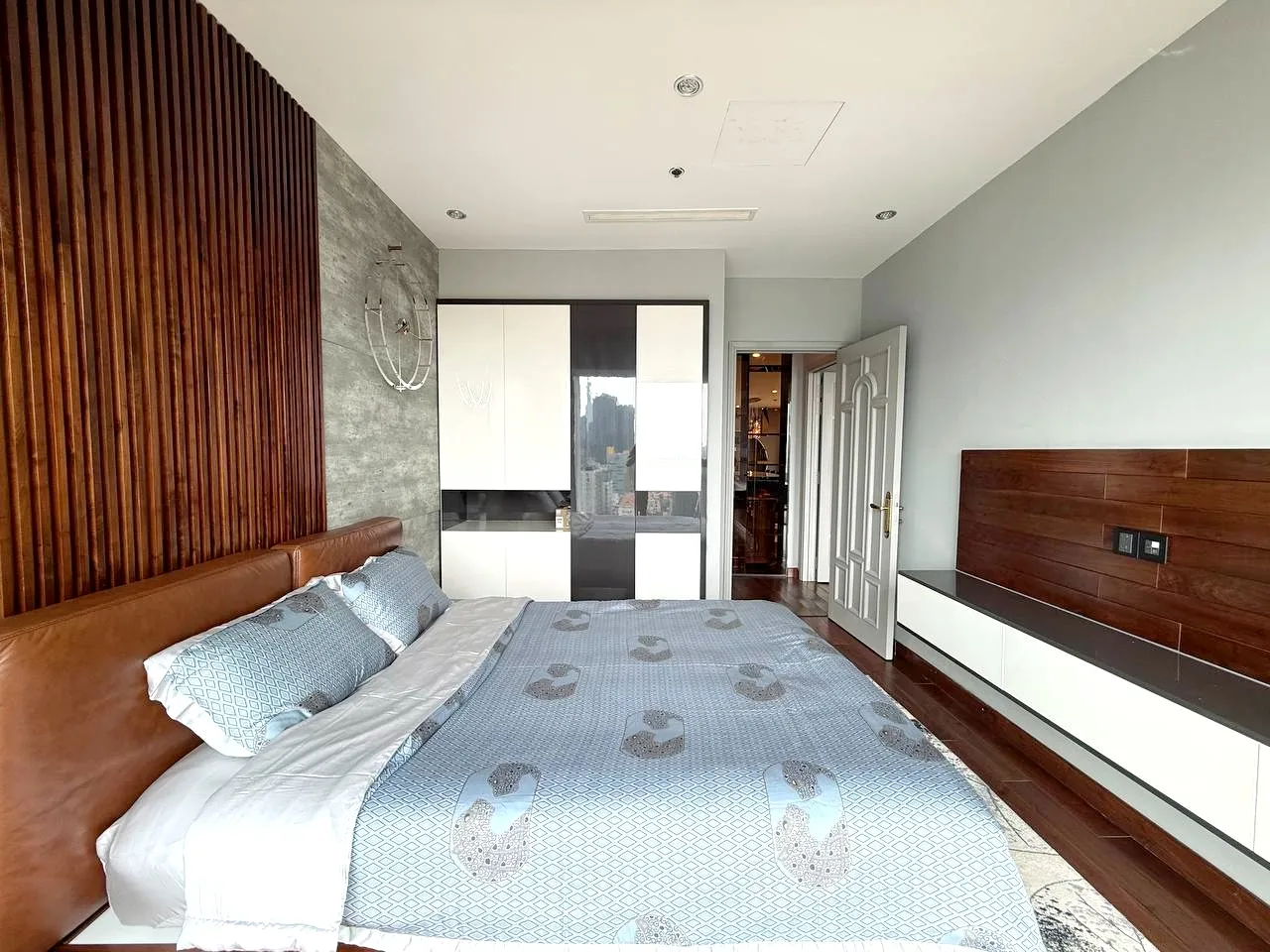 Big Size 03 Bedroom Vinhomes Dong Khoi Apartment District 1 HCMC 205sqm 5,000 USD/month