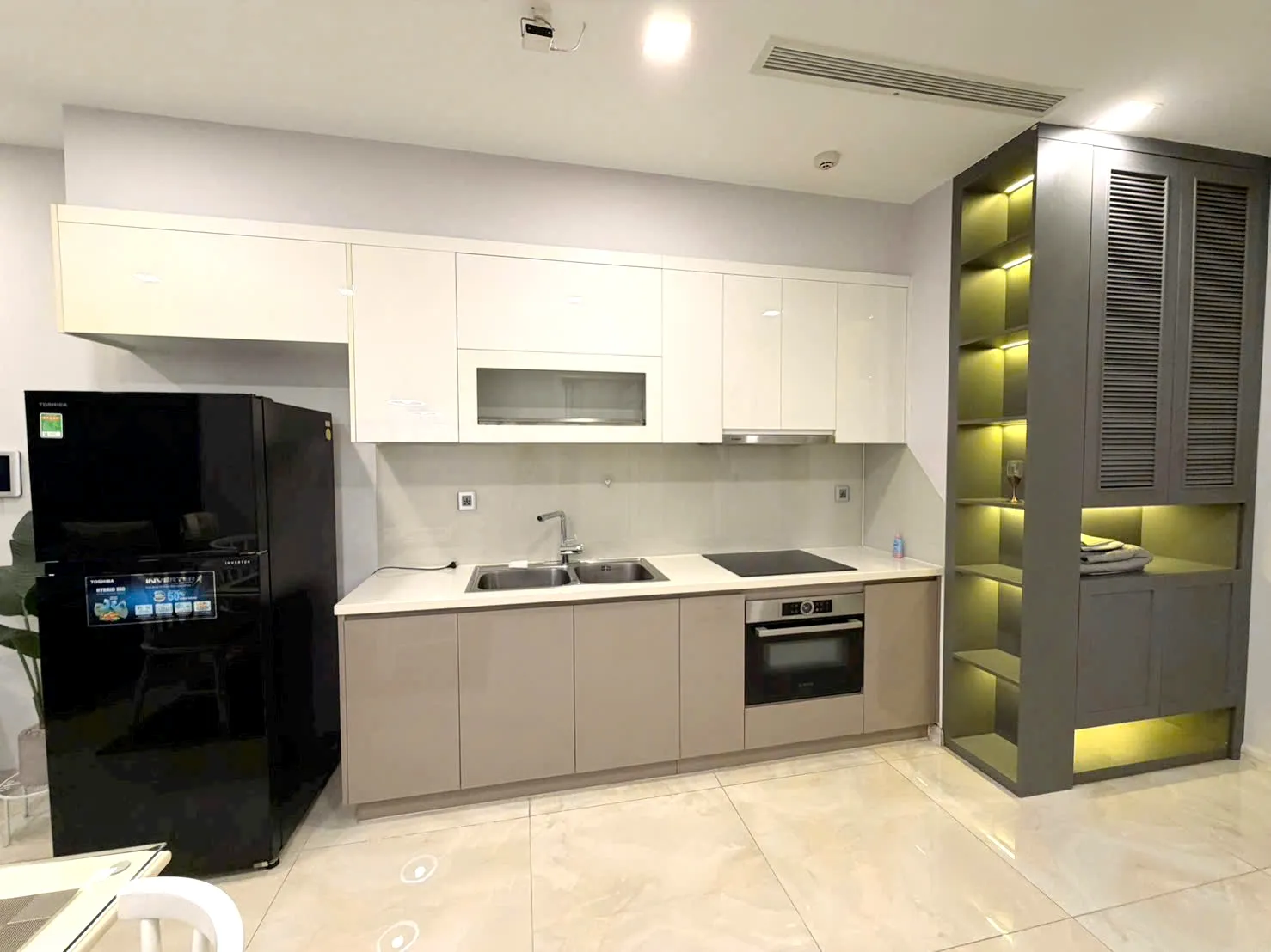 Great Location 02 Bedroom Vinhomes Golden River Apartment District 1 HCMC 50sqm 900 USD/month