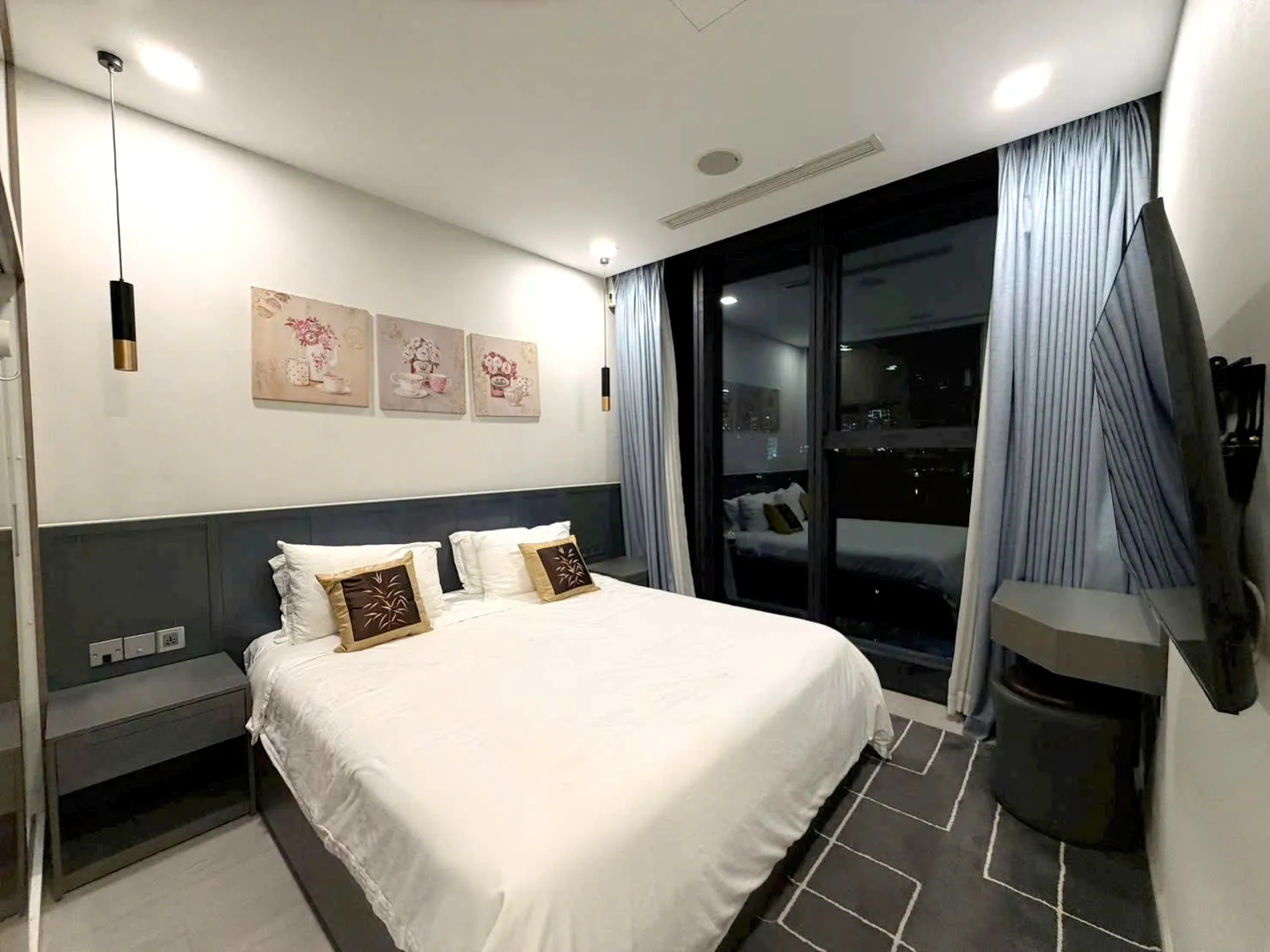 Great Location 02 Bedroom Vinhomes Golden River Apartment District 1 HCMC 50sqm 900 USD/month