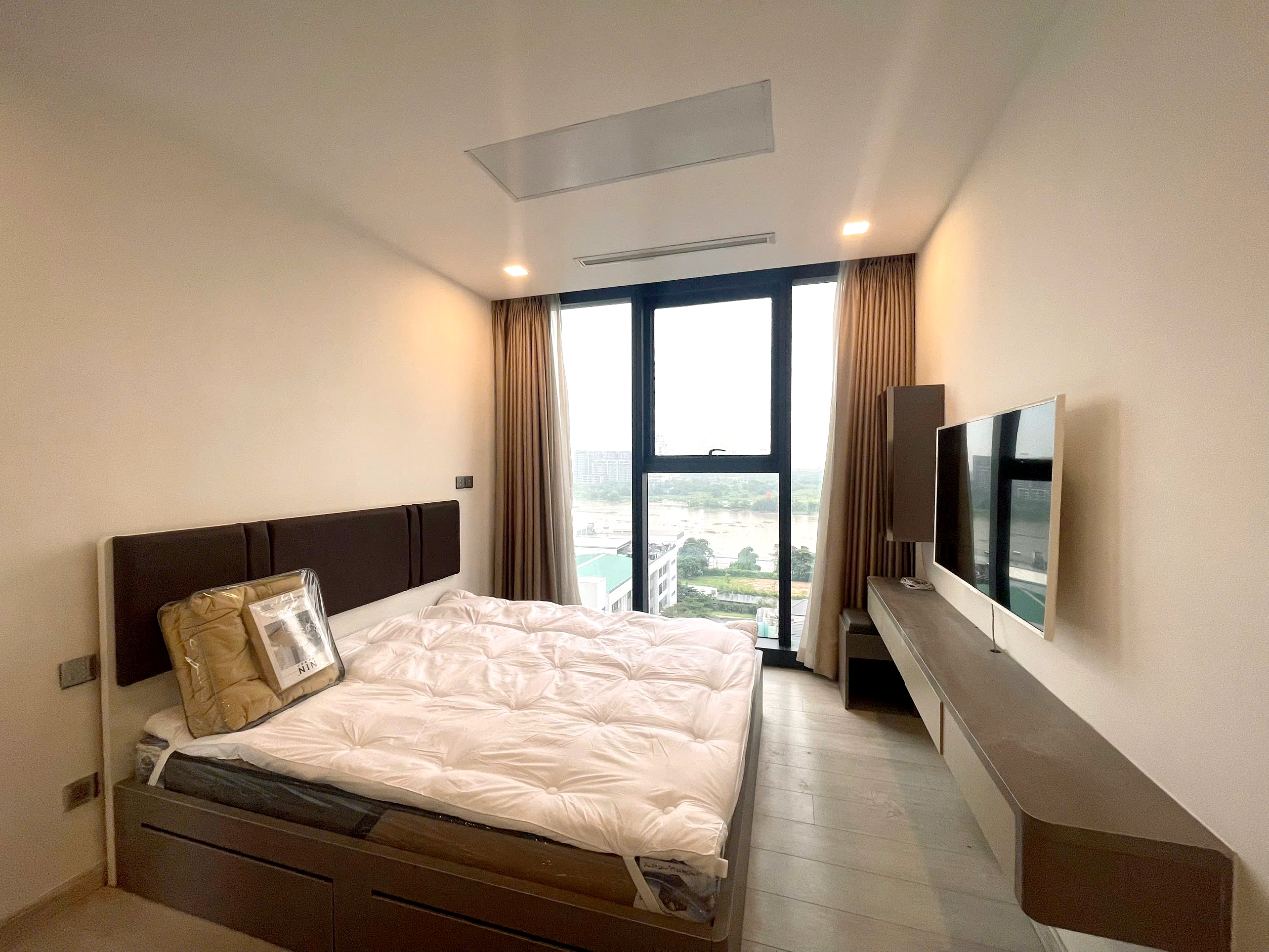 Big Size 03 Bedrooms Vinhomes Golden River Apartment District 1 HCMC