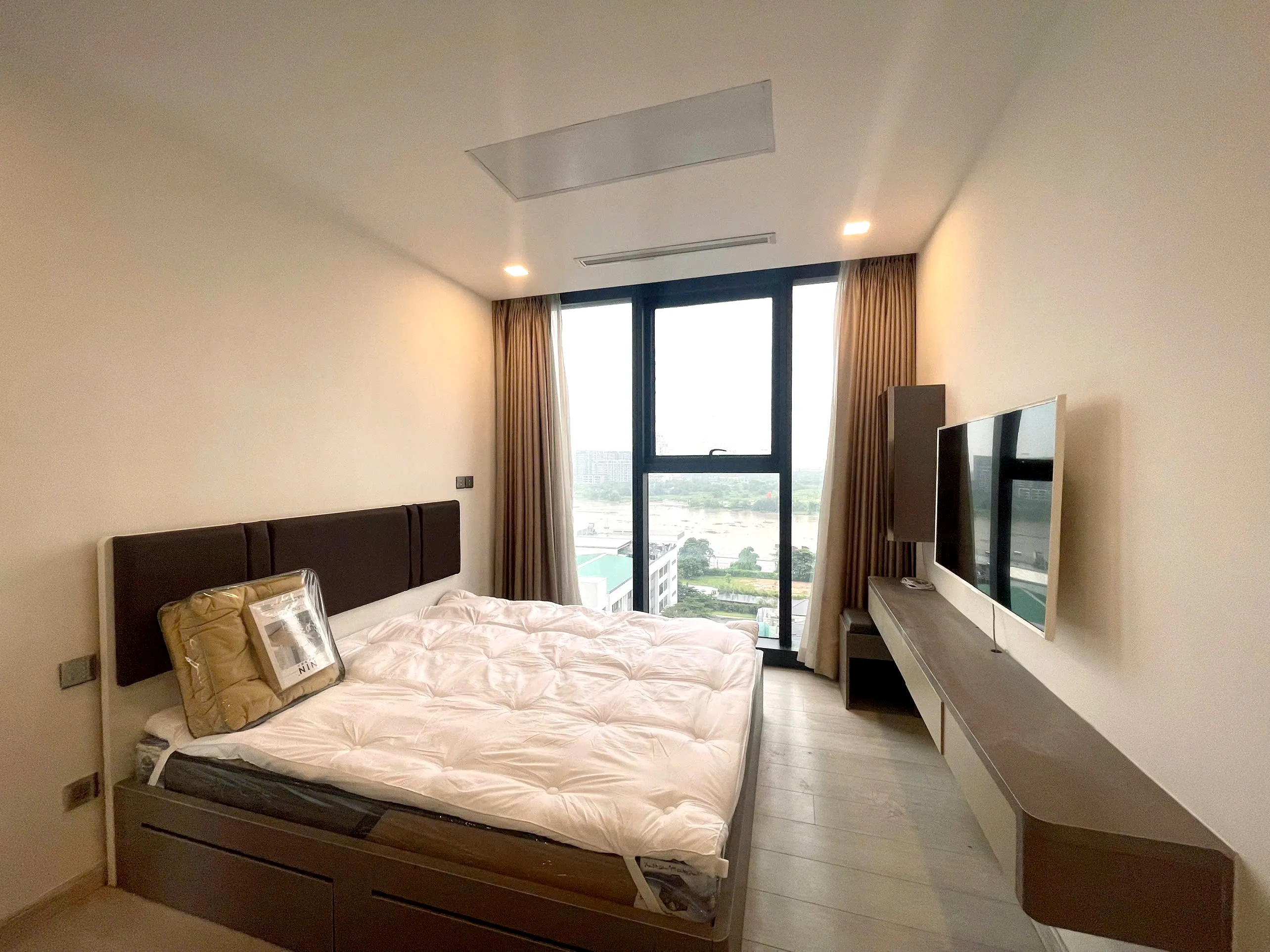 Big Size 03 Bedrooms Vinhomes Golden River Apartment District 1 HCMC 126sqm 1,900 USD/month