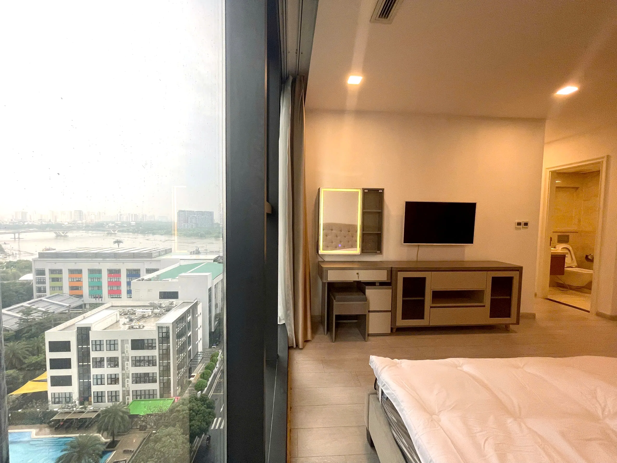 Big Size 03 Bedrooms Vinhomes Golden River Apartment District 1 HCMC 126sqm 1,900 USD/month