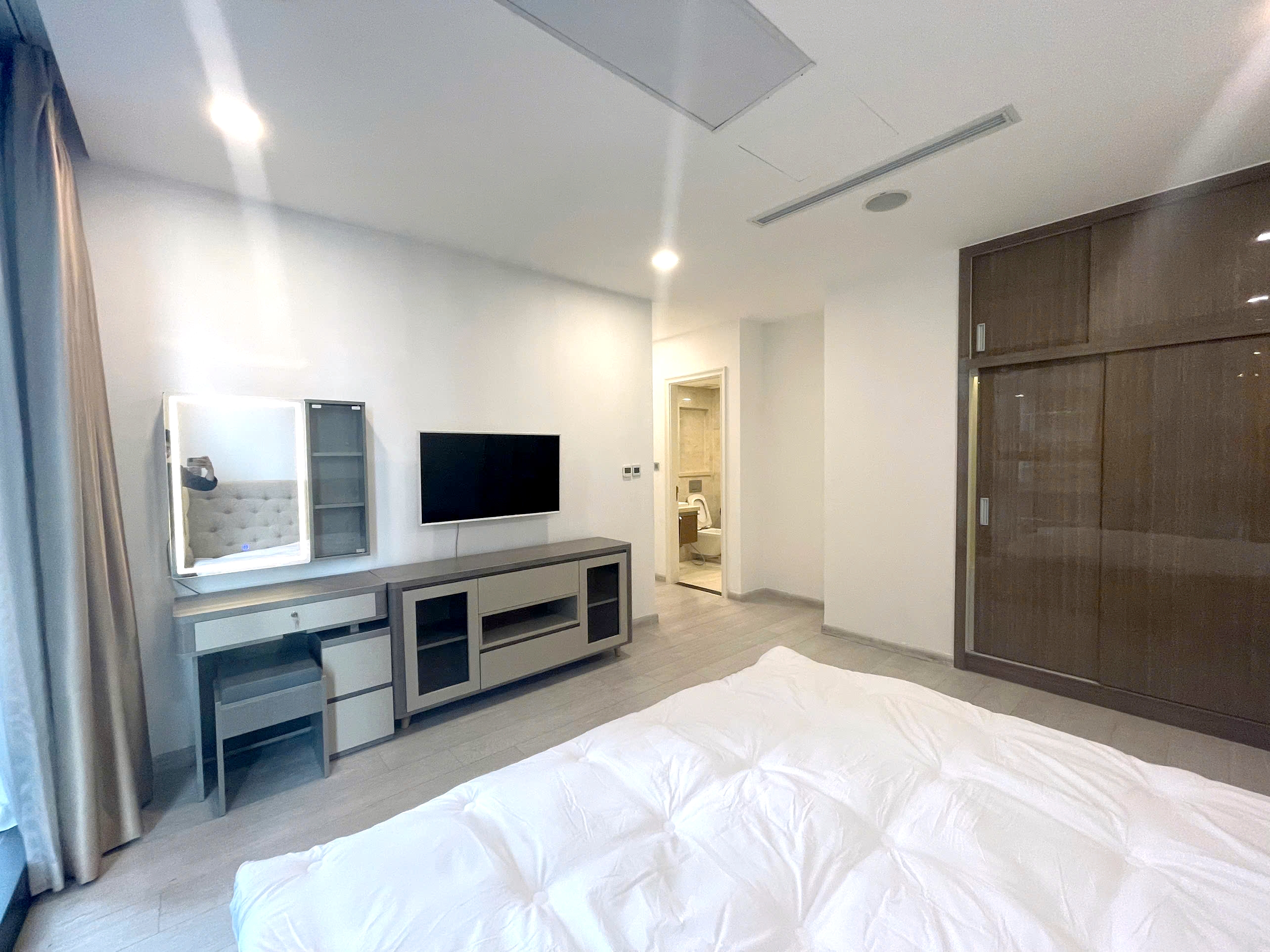 Big Size 03 Bedrooms Vinhomes Golden River Apartment District 1 HCMC