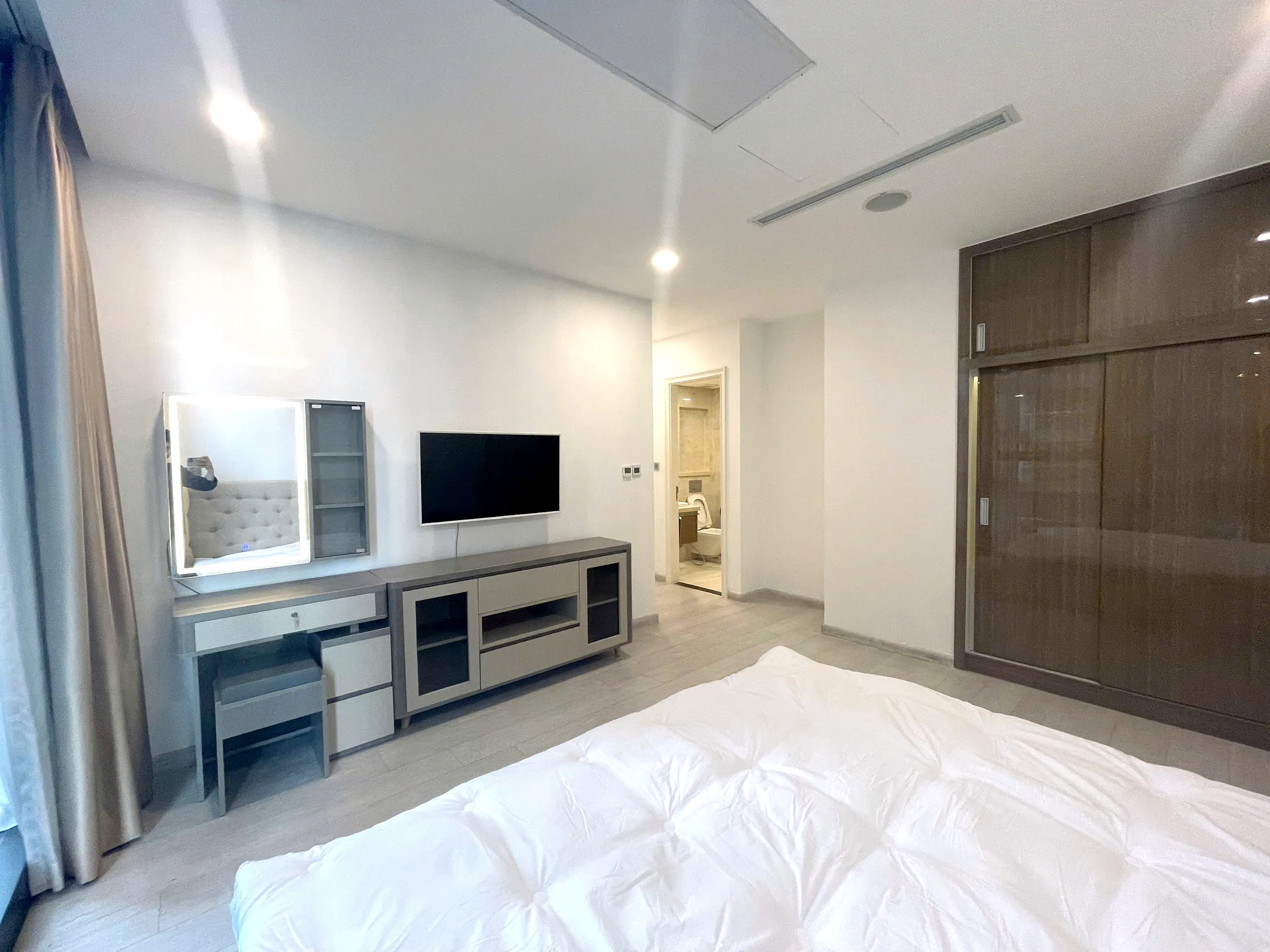 Big Size 03 Bedrooms Vinhomes Golden River Apartment District 1 HCMC 126sqm 1,900 USD/month
