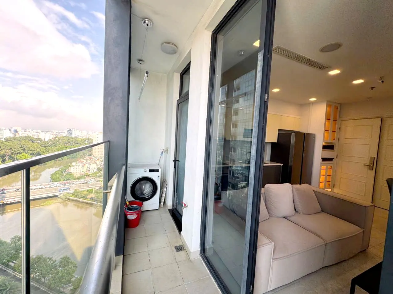 Full Amenities 02 Bedroom Vinhomes Golden River Apartment District 1 HCMC 70sqm 1,150 USD/month