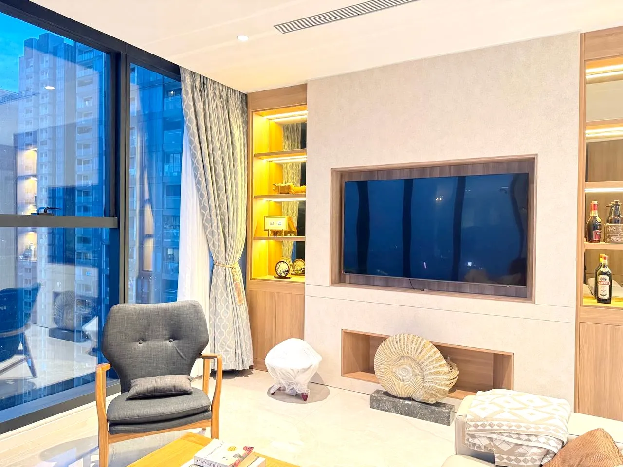 Limited Edition 03 Bedroom Vinhomes Golden River Apartment District 1 HCMC 160sqm 5,000 USD/month