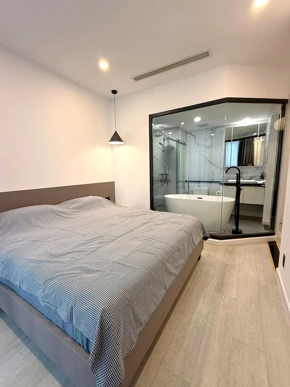 Big Size 02 Bedroom Vinhomes Golden River Apartment District 1 HCMC 90sqm 2,200 USD/month
