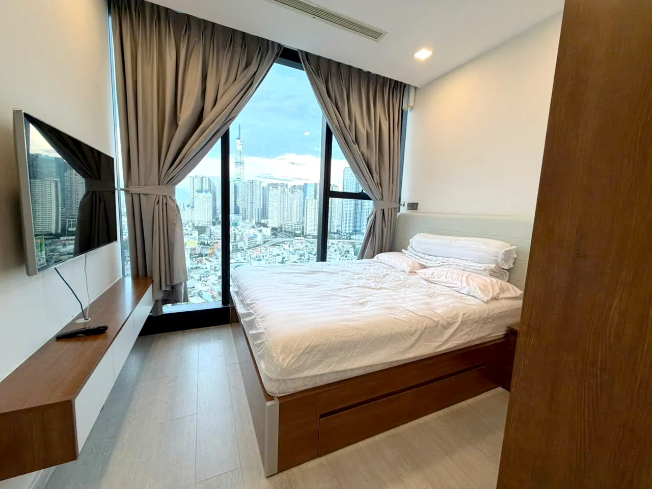 Full view 02 Bedroom Vinhomes Golden River Apartment District 1 HCMC 79sqm 1,500 USD/month