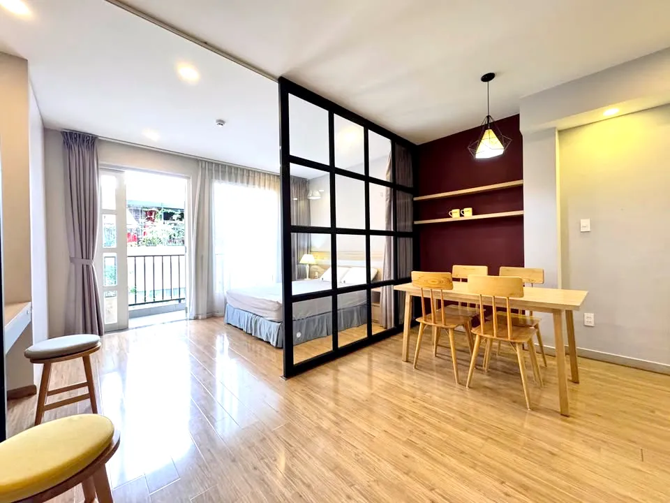 Big Studio Balcony Apartment For Rent in Nguyen Binh Khiem Dakao HCM 55sqm 600 USD/month