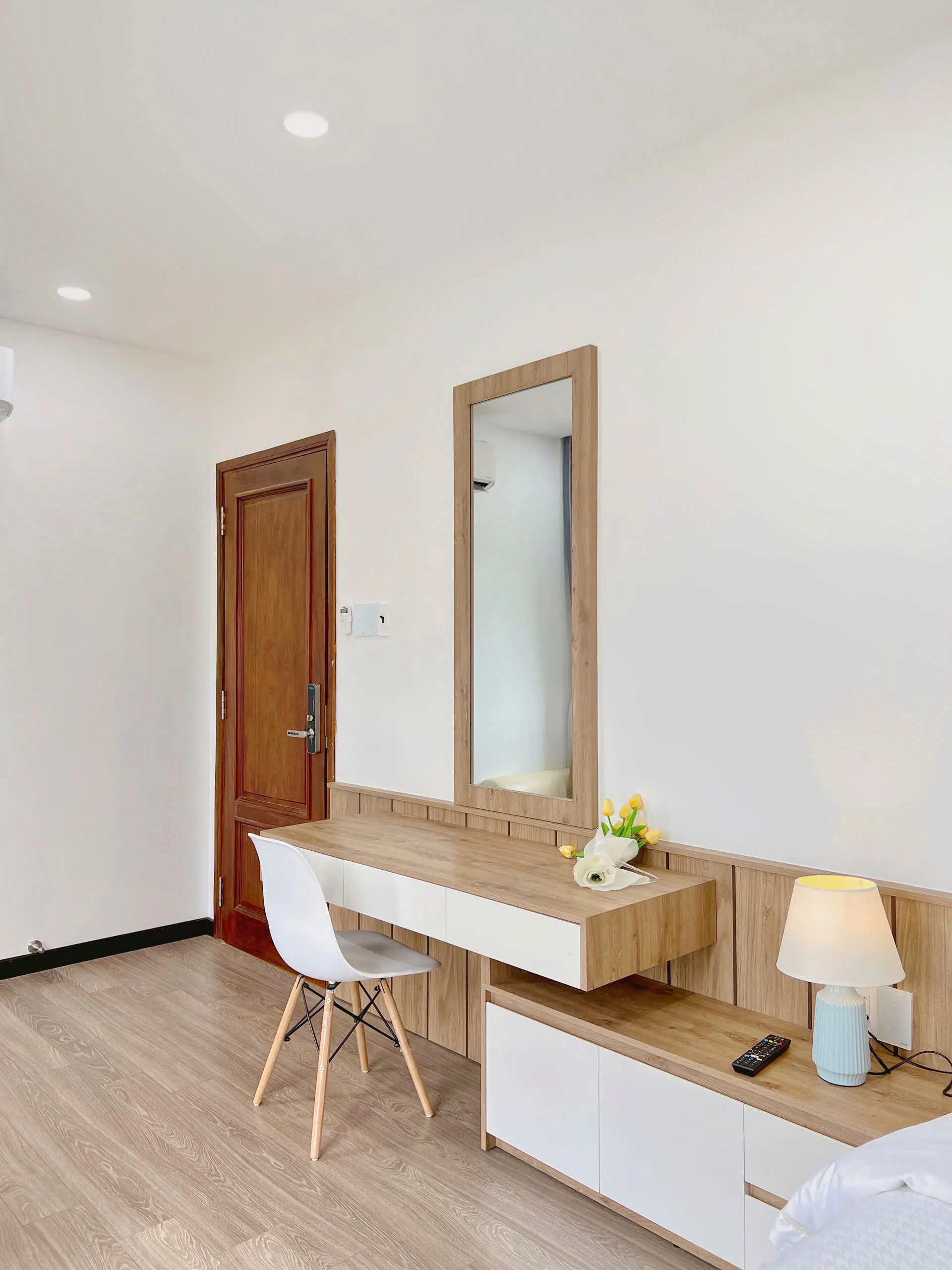 One Bedroom Nice View Riverside Truong St Phu Nhuan District HCMC 60sqm 650 USD/month