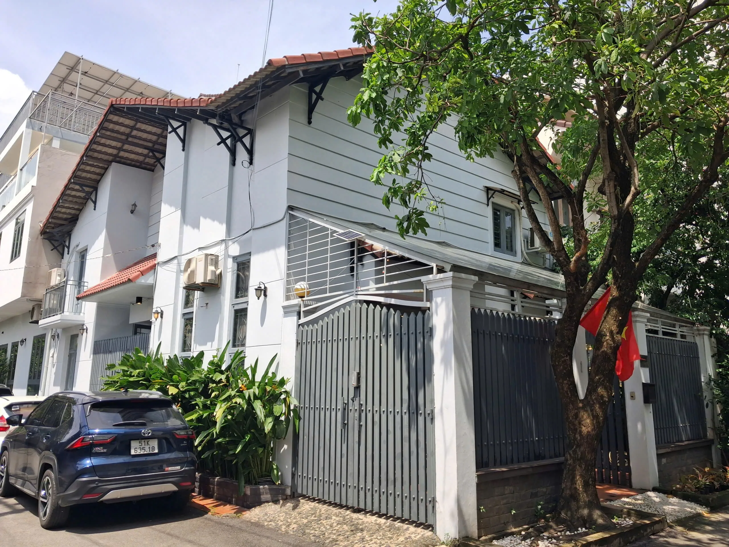 Small Cute House for rent in Tran Nao Area District 2 HCMC 200sqm 1,400 USD/month