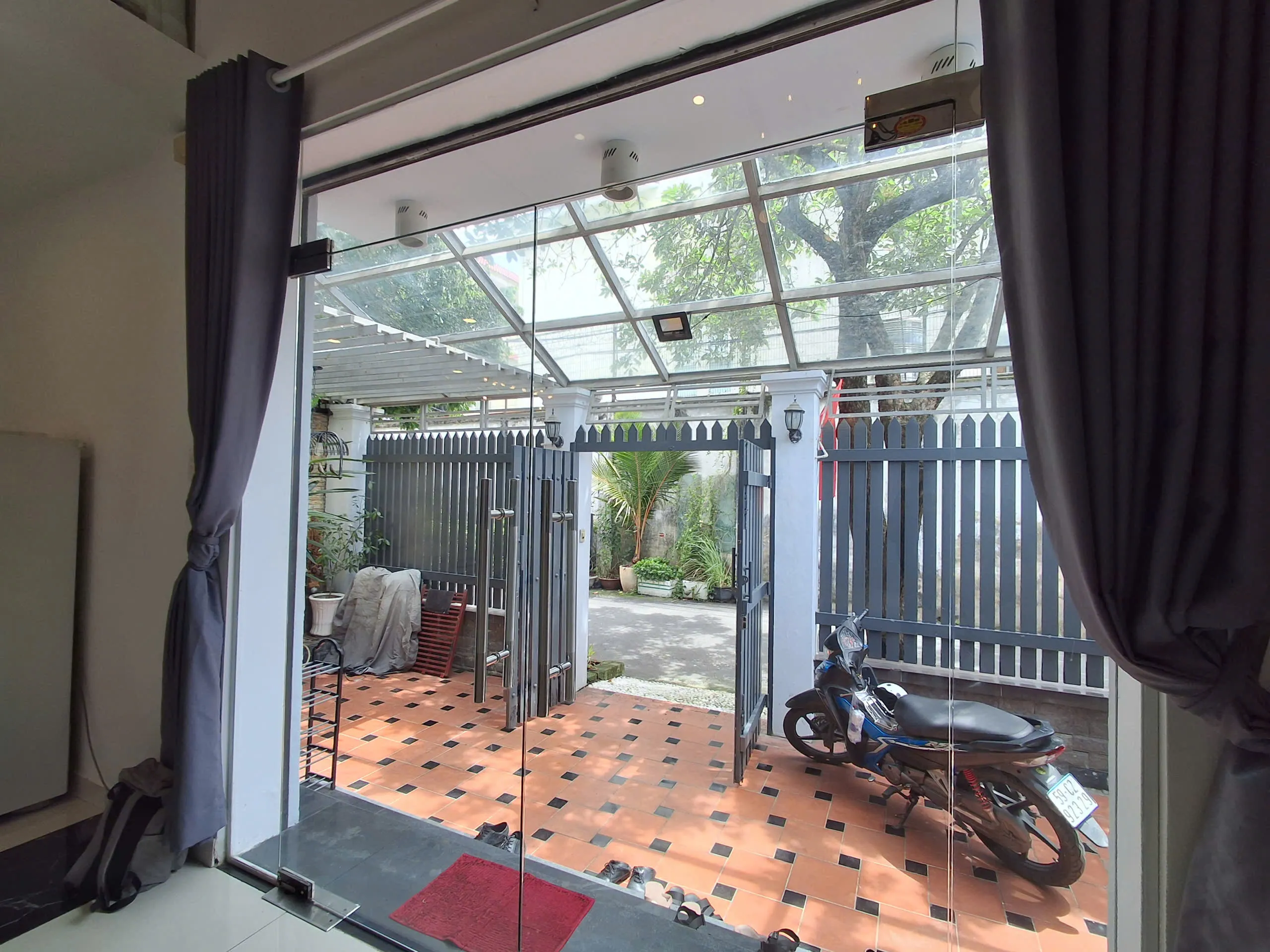 Small Cute House for rent in Tran Nao Area District 2 HCMC 200sqm 1,400 USD/month
