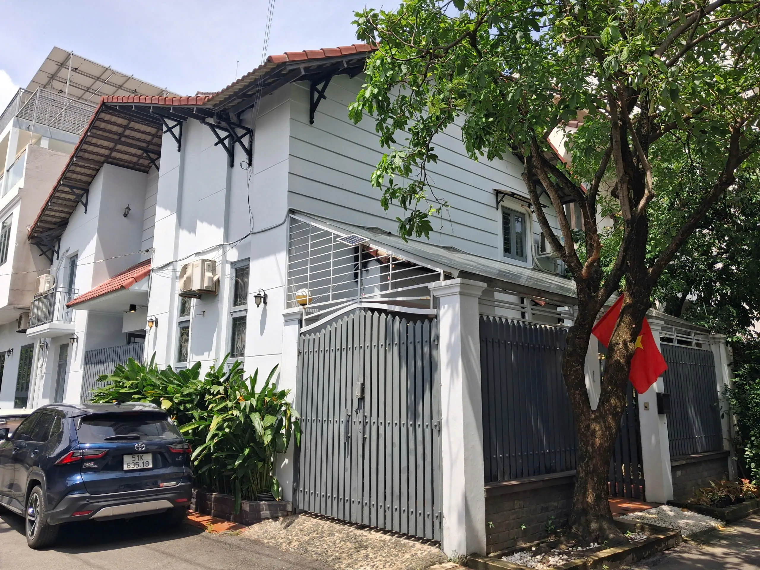 Small Cute House for rent in Tran Nao Area District 2 HCMC 200sqm 1,400 USD/month