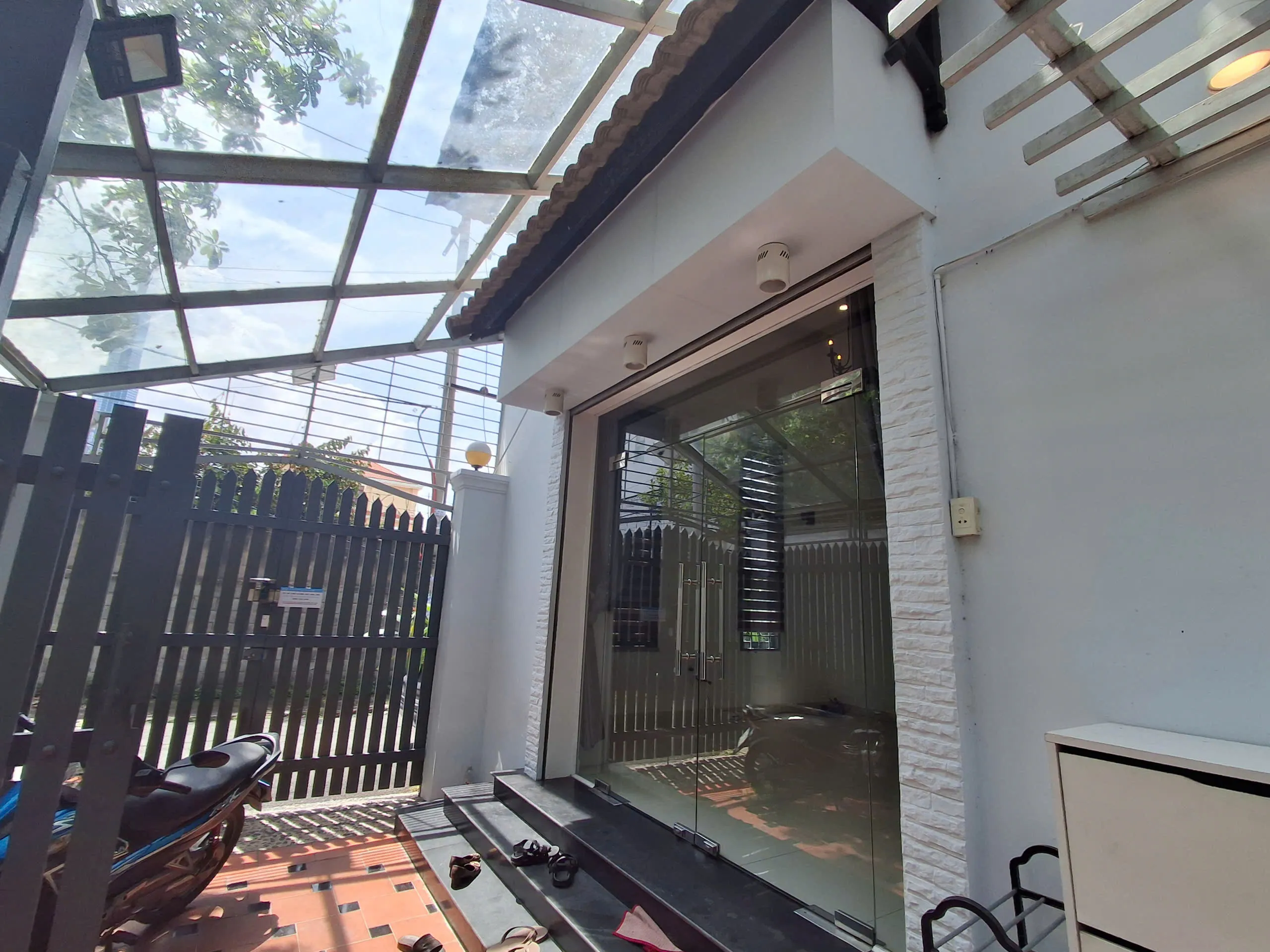 Small Cute House for rent in Tran Nao Area District 2 HCMC 200sqm 1,400 USD/month
