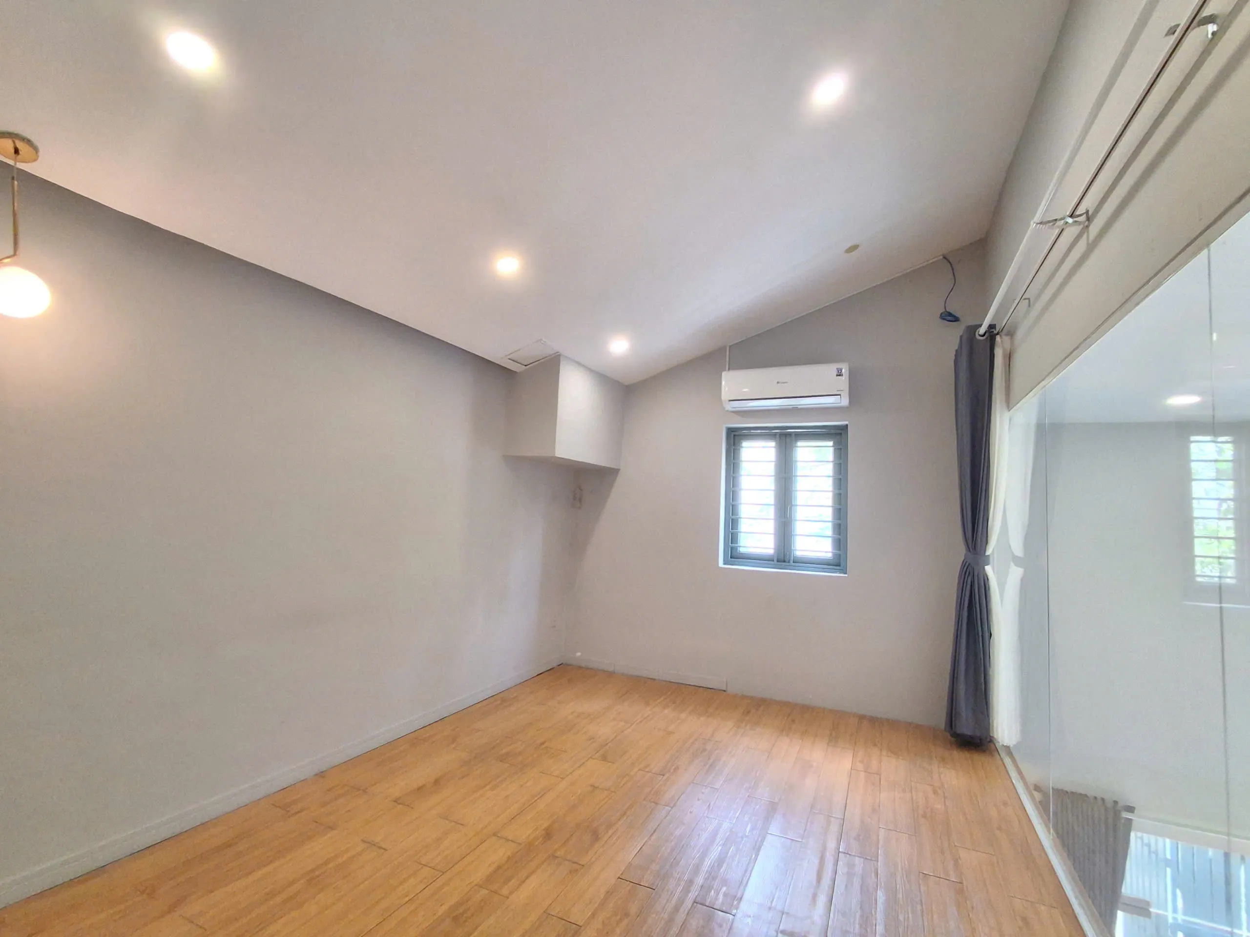 Small Cute House for rent in Tran Nao Area District 2 HCMC 200sqm 1,400 USD/month
