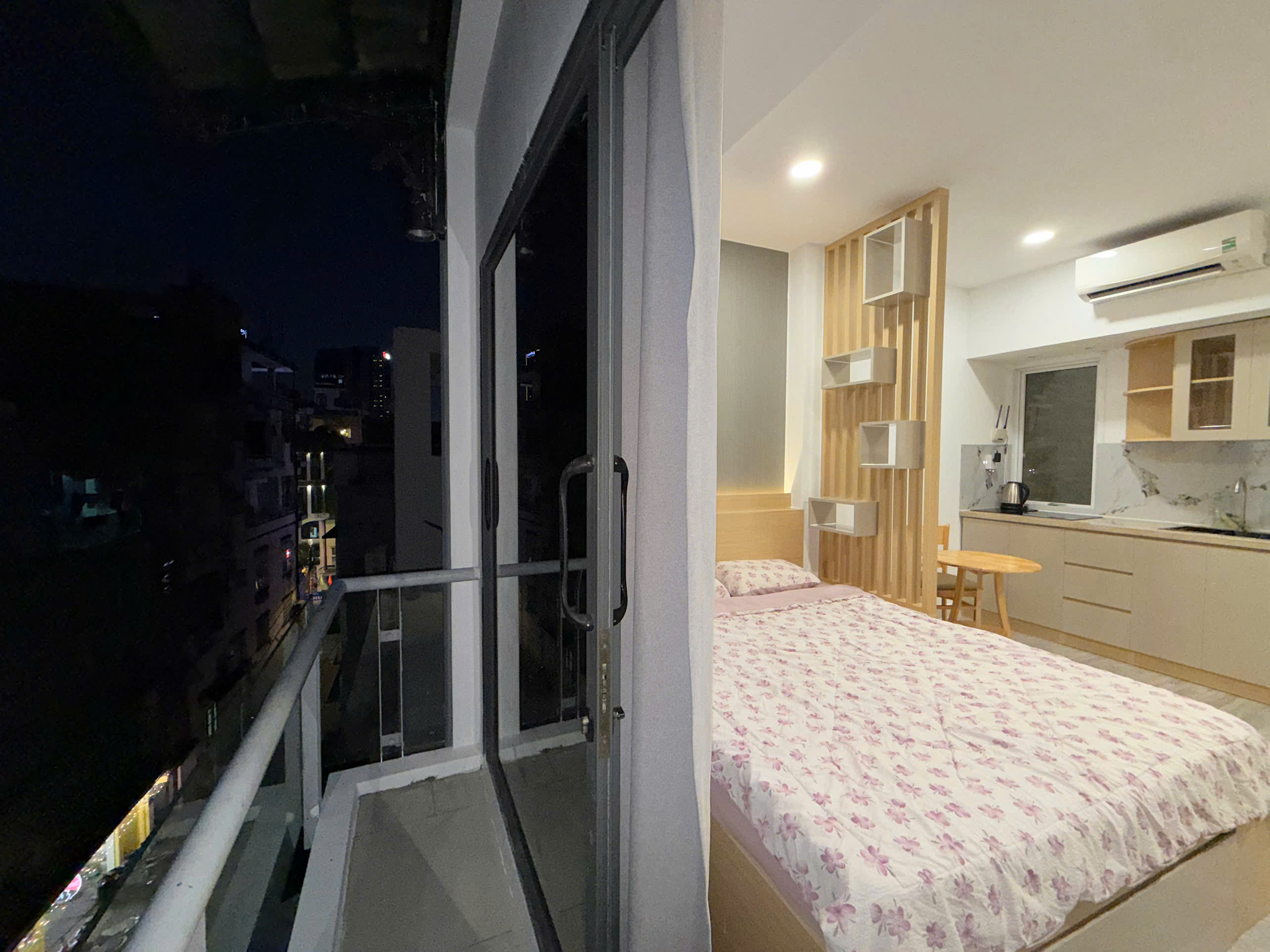 Studio 30m² Balcony for Rent Tran Dinh Xu District 1 HCMC