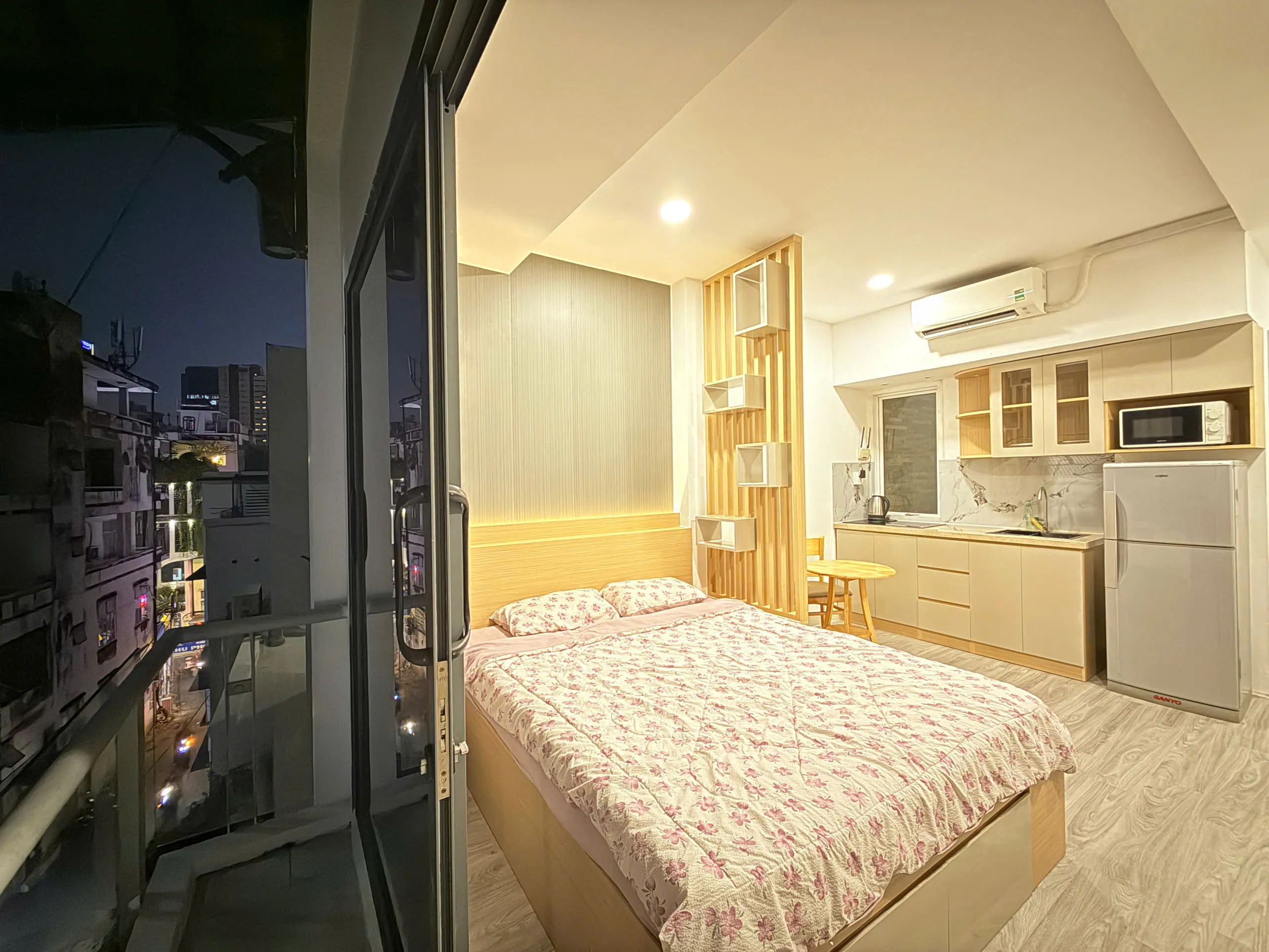 Studio 30m² Balcony for Rent Tran Dinh Xu District 1 HCMC 30sqm 500 USD/month