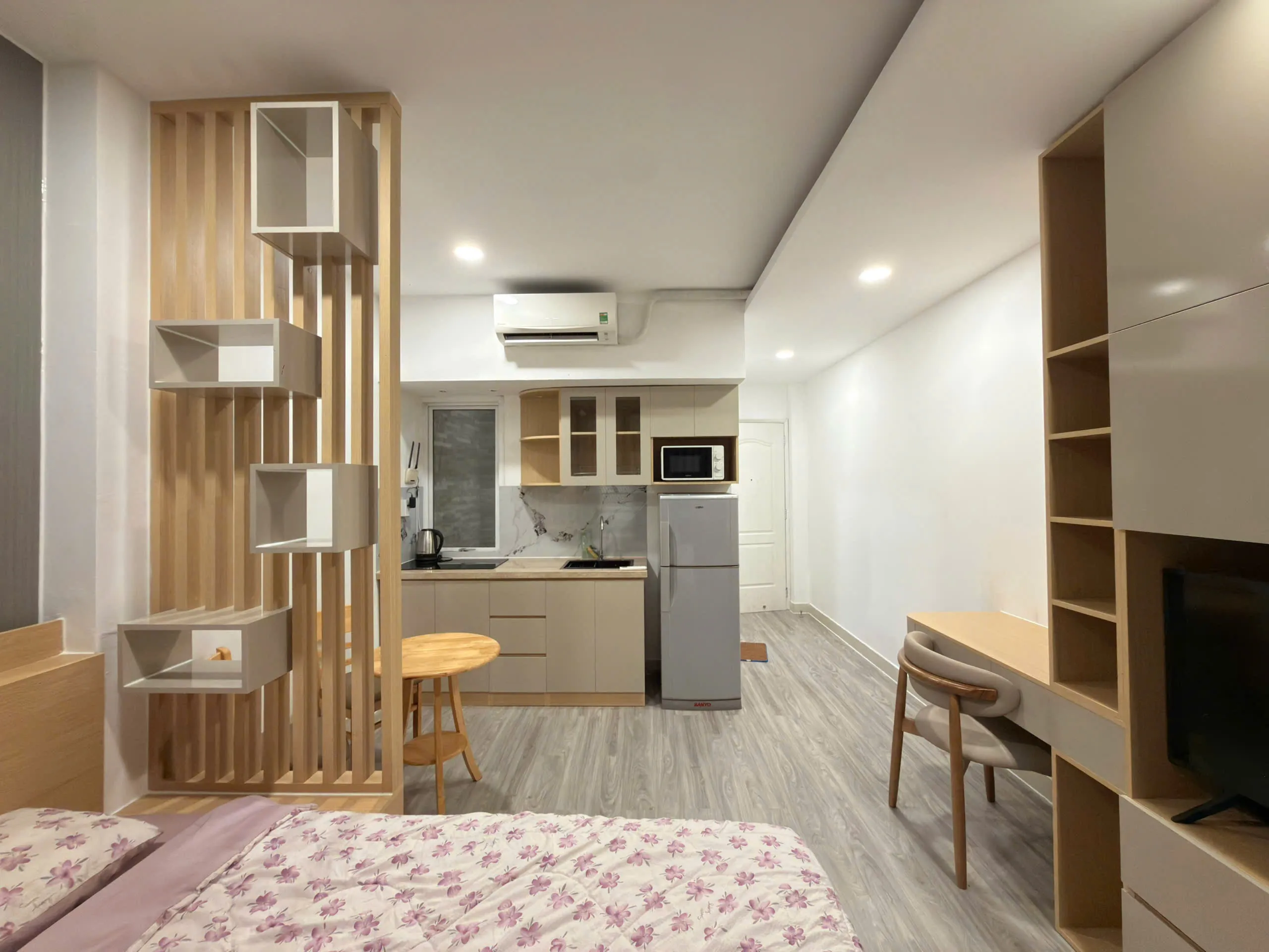 Studio 30m² Balcony for Rent Tran Dinh Xu District 1 HCMC 30sqm 500 USD/month