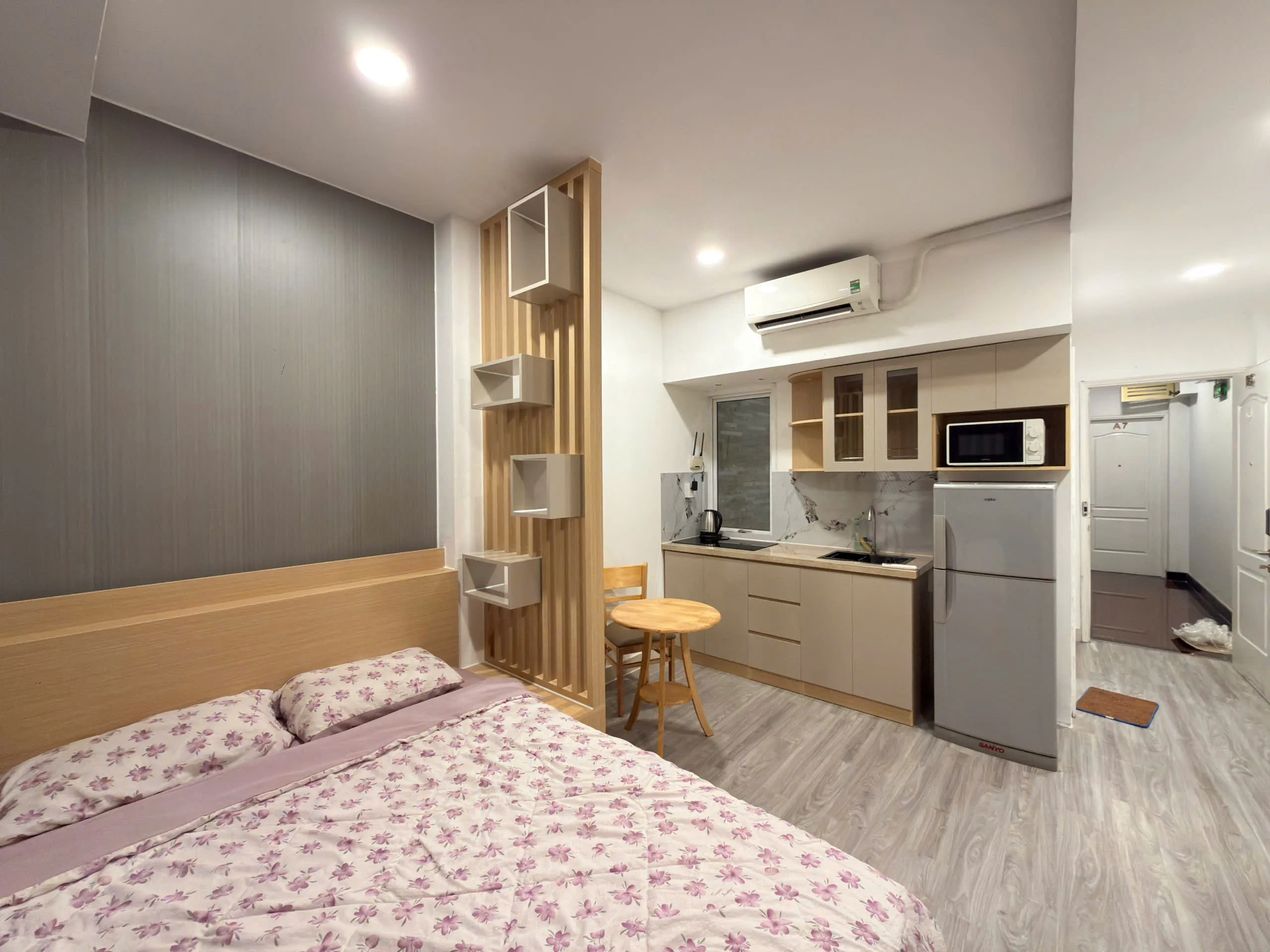 Studio 30m² Balcony for Rent Tran Dinh Xu District 1 HCMC 30sqm 500 USD/month