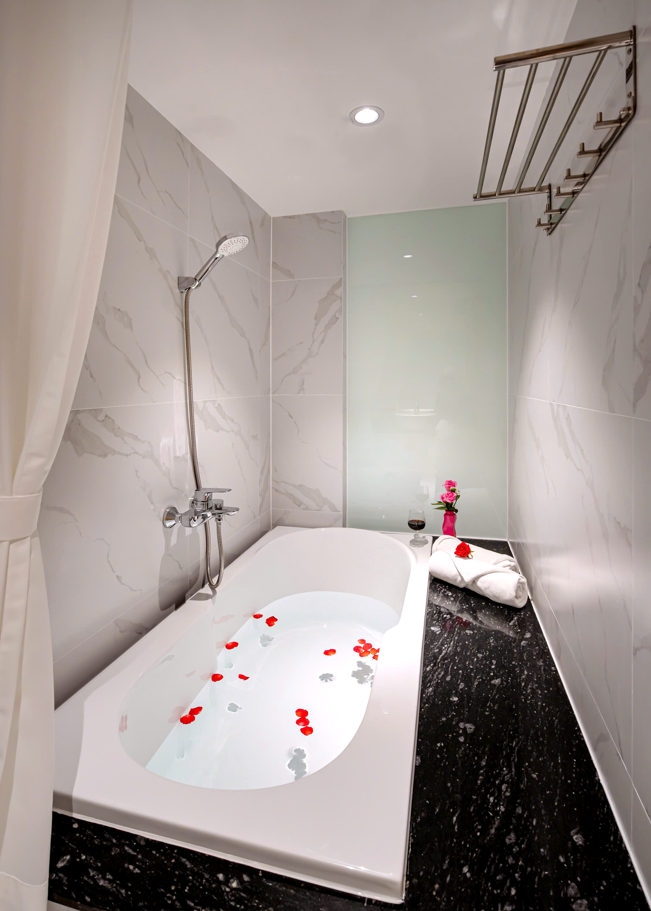 1-Bedroom Serviced Apartment for Rent in District 3 60sqm 1,050 USD/month
