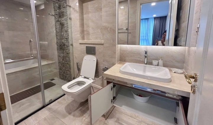 3-Bedroom Apartment Vinhomes Golden River, District 1 - $2,273/month 121sqm 2,273 USD/month