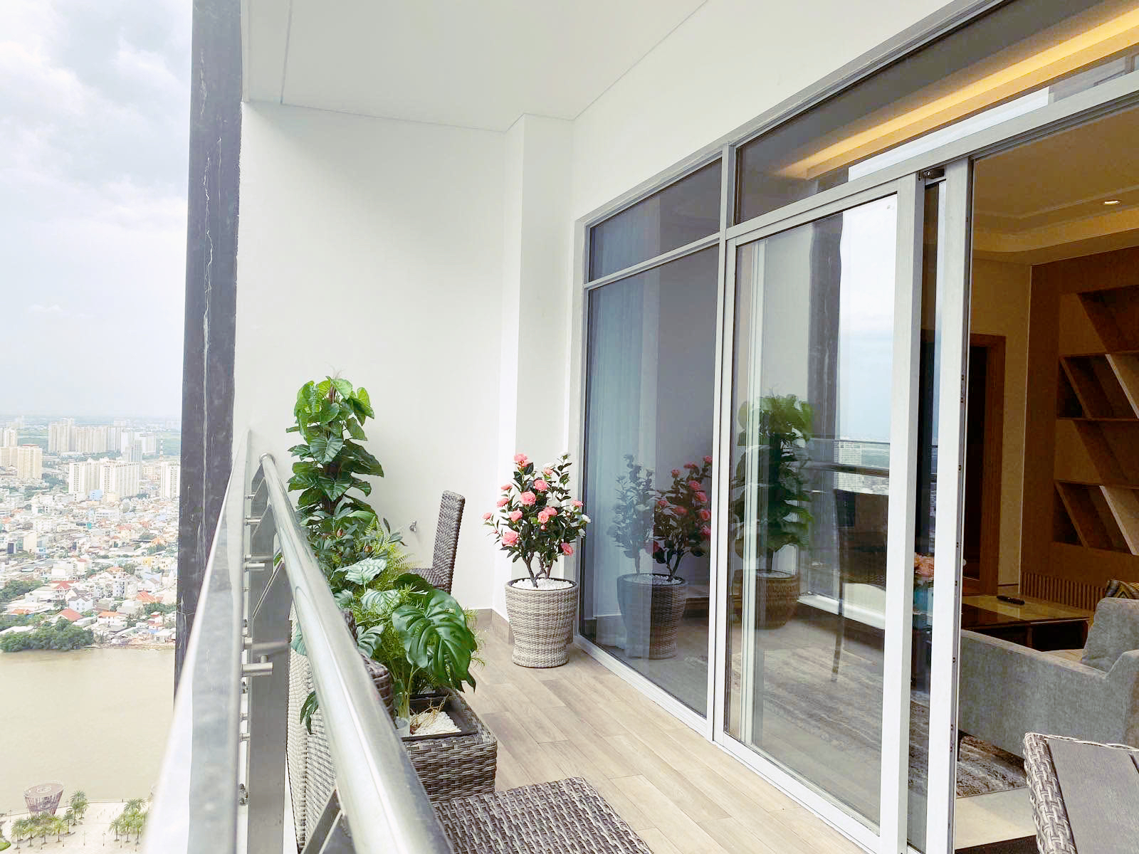 Penthouse for Rent Vinhomes Central Park Binh Thanh, HCMC 180sqm 3,500 USD/month