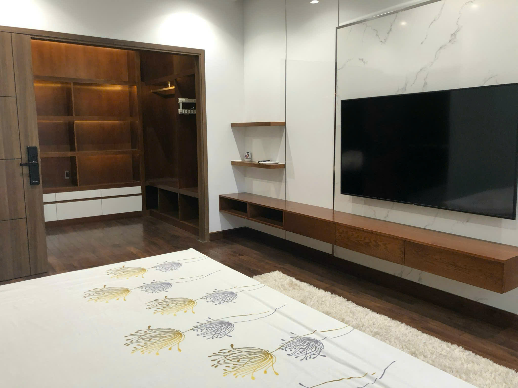 Luxury Penthouse Vinhomes Central Park Binh Thanh - $5,300/month 300sqm 5,300 USD/month