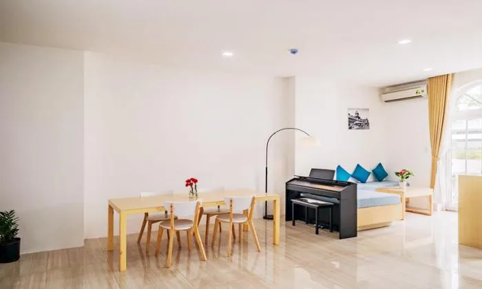 Spacious Balcony Two Bedroom Serviced Apartment For Lease  in District 3 HCM City 82sqm 900 USD/month