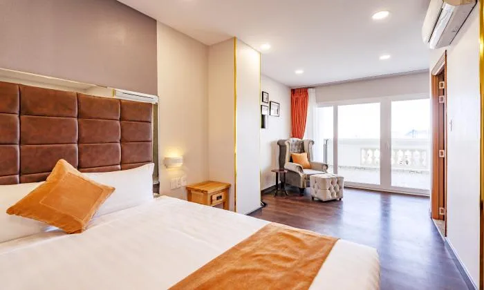 Excellent Penthouse Emerald Seviced Apartment For Rent in District 3 Ho Chi Minh city 105sqm 1,000 USD/month