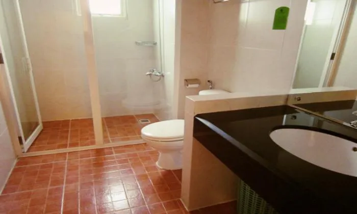Nice Serviced Apartment in Nguyen Gia Thieu St, District 3, HCM City 90sqm 900 USD/month