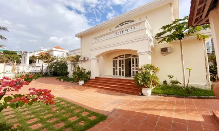 Unfurnished Four Bedroom Pool Villa For Rent in Road 58 Thao Dien District 2 HCMC 900sqm 5,000 USD/month
